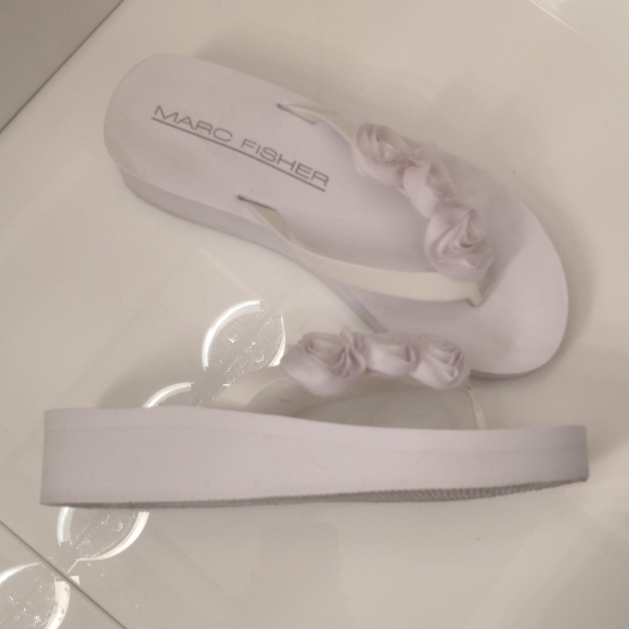 Marc Fisher White Beach Wedding Flip Flop  Sandals, sz 8 - Picture 3 of 5